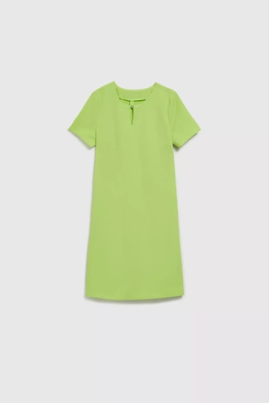 Prosta sukienka o długości przed kolano zielona 