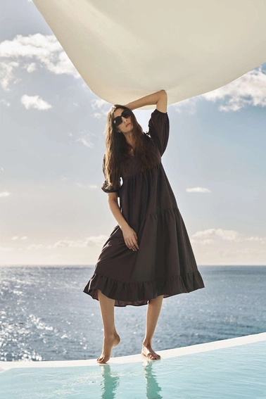 Rozkloszowana sukienka z falbaną