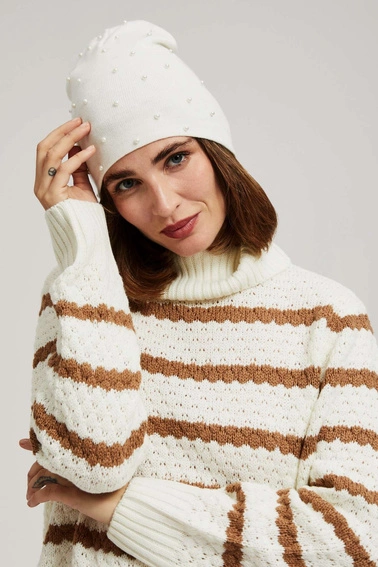 Czapka z ozdobnymi koralikami