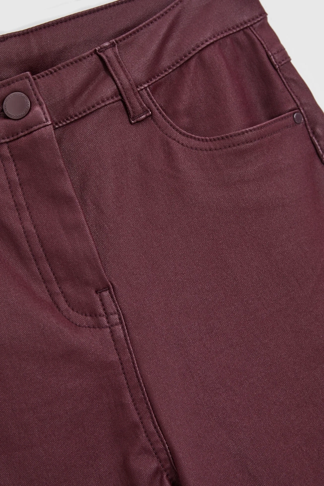 Woskowane spodnie burgundowe