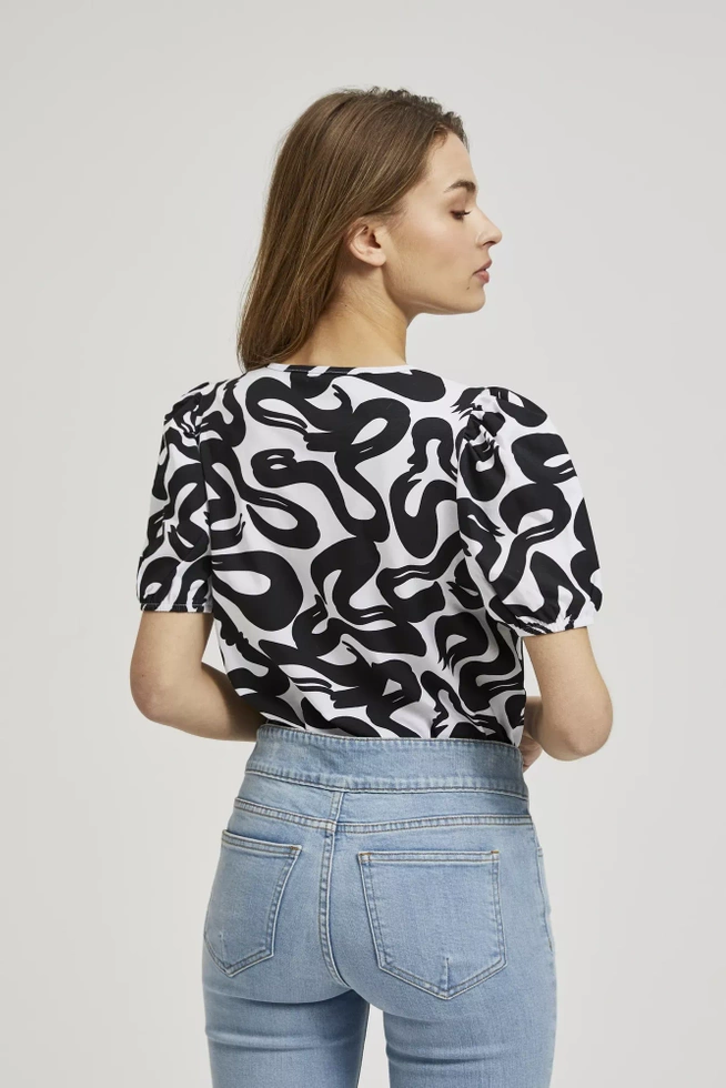 Bluzka z geometrycznym wzorem i bufiastymi rękawami czarno-biała