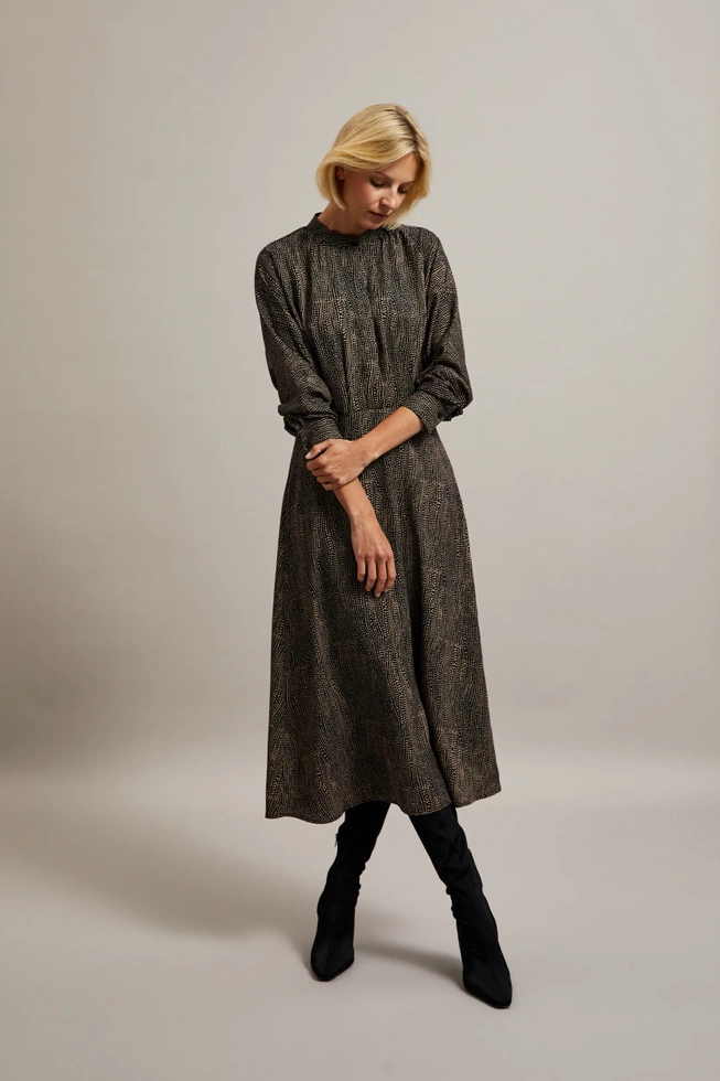 Elegancka sukienka midi w drobne kropki czarna