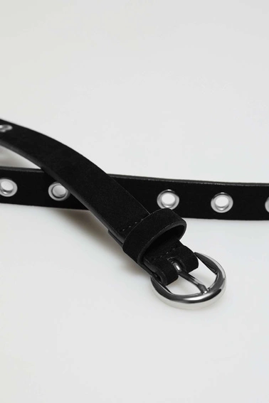 Pasek z ozdobną klamrą w kolorze srebrnym czarny