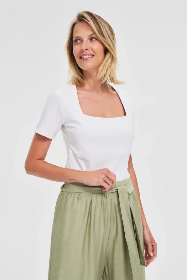 Bluzka z dekoltem karo biała