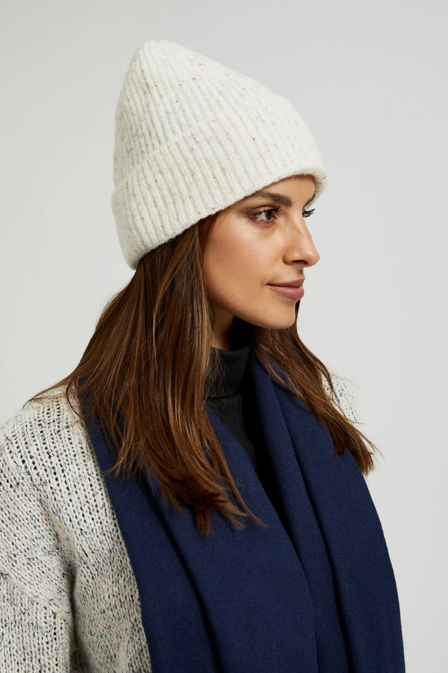 Czapka ze strukturalnego materiału biała