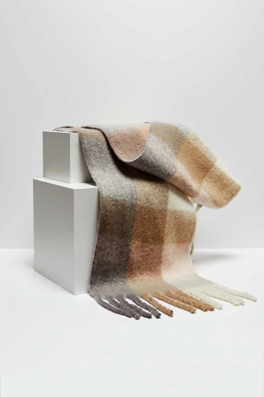 Ciepły szal z delikatnym wzorem