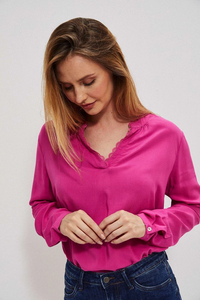 Koszula z koronkowym dekoltem