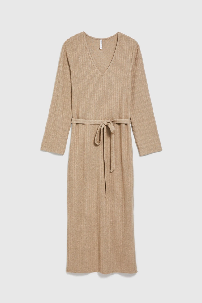 Prążkowana sukienka midi beżowa