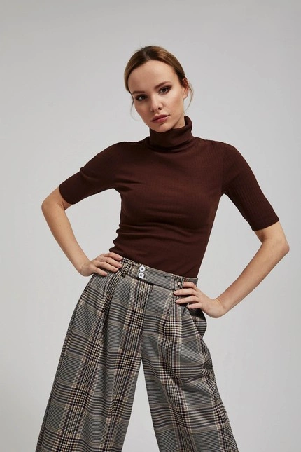 Prążkowana bluzka z golfem brązowa