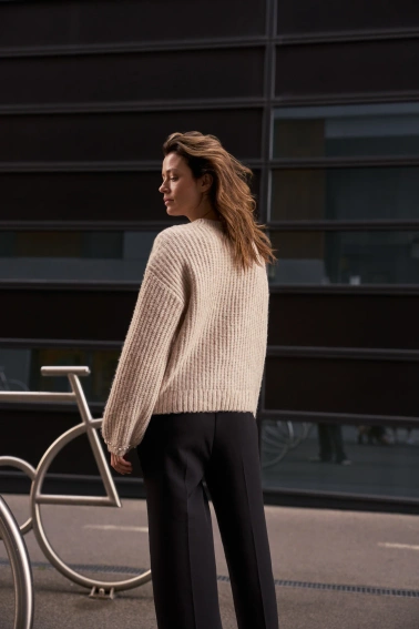 Sweter z perełkami beżowy