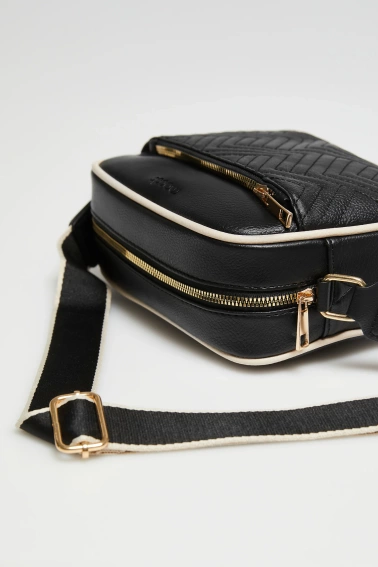 Torebka z regulowanym paskiem czarna