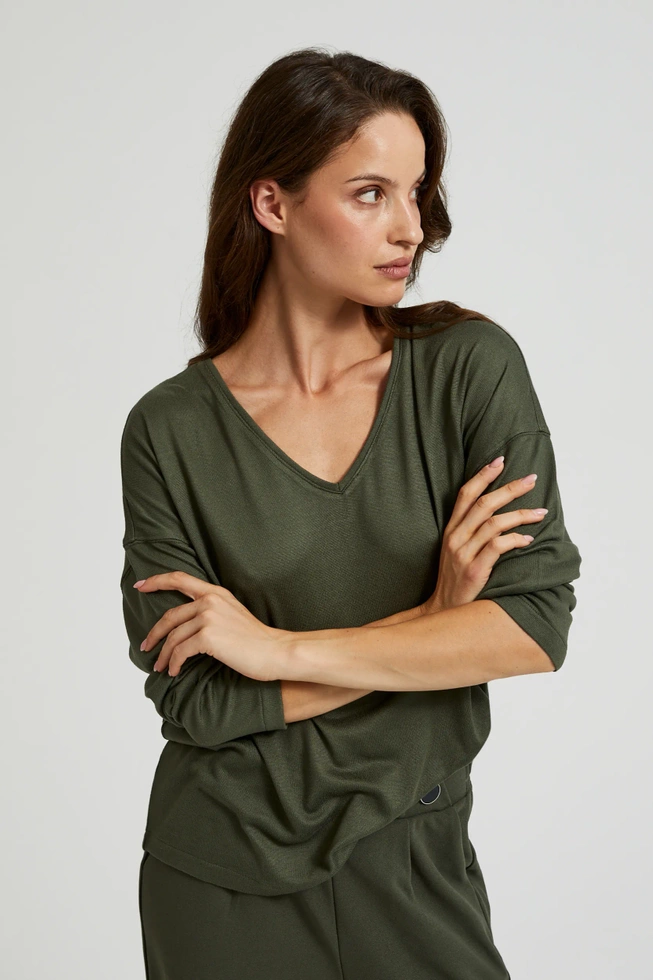 Sweter z dekoltem w serek i obniżoną linią ramion oliwkowy