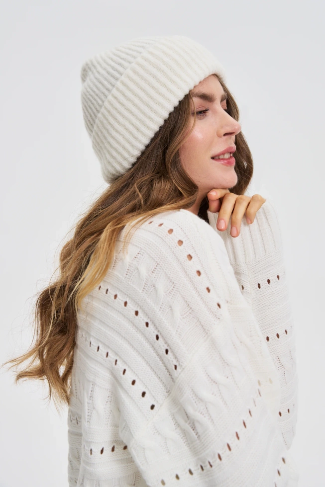 Czapka z dodatkiem wełny biała