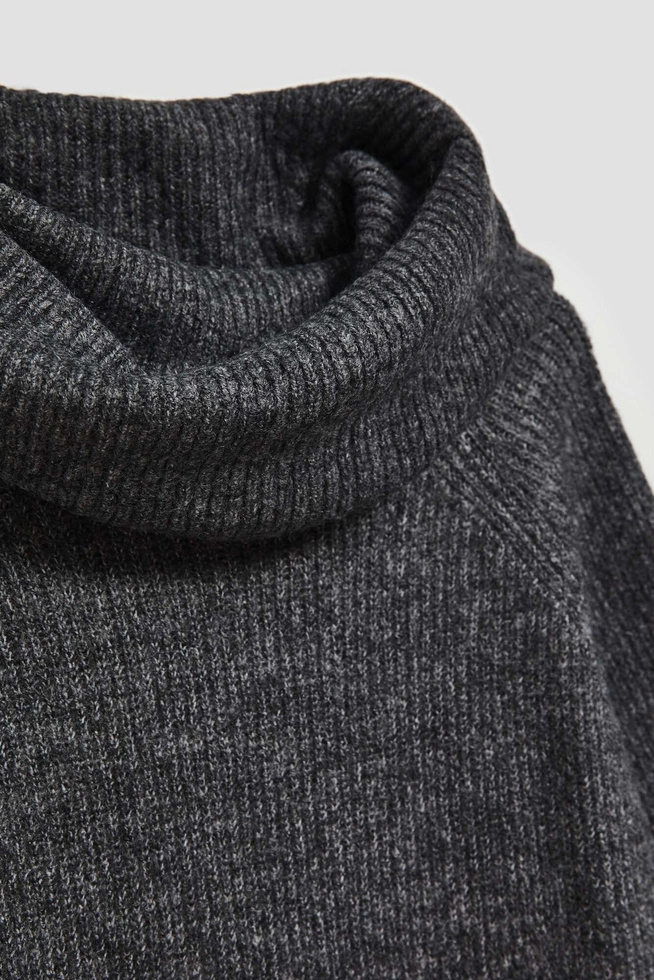 Swetrowa sukienka z golfem grafitowa