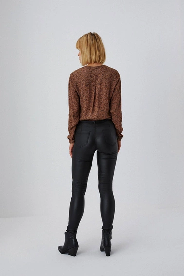 Woskowane spodnie o dopasowanym kroju