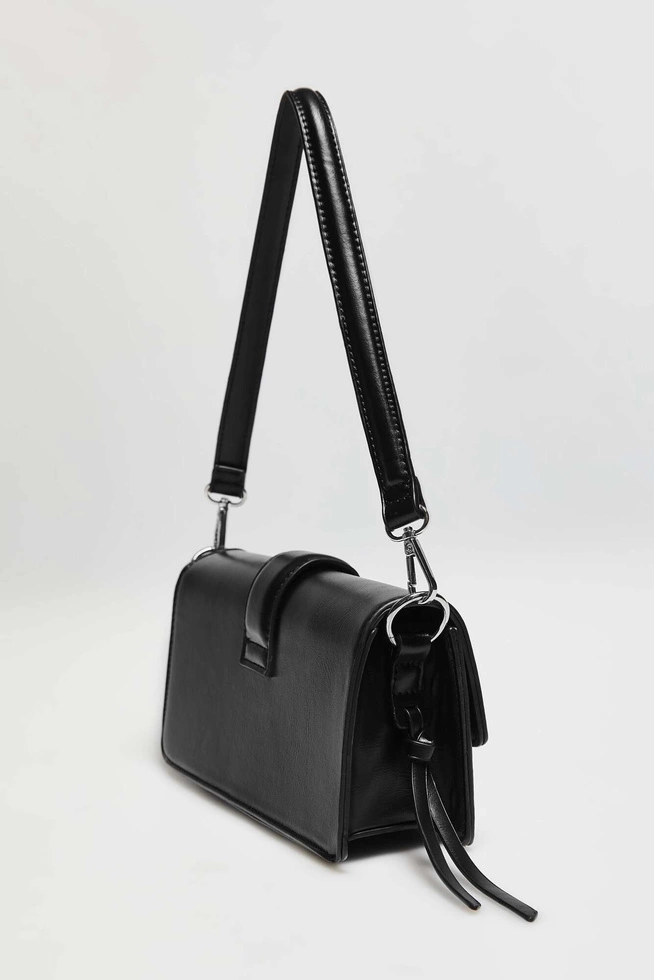 Torebka na ramię ze srebrną klamrą czarna