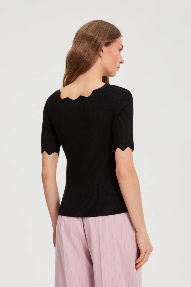 Dopasowany sweter czarny