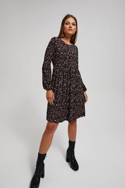 Sukienka z bufiastymi rękawami i rozkloszowanym dołem czarna
