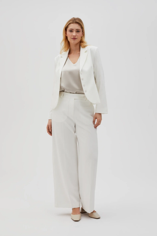 Spodnie w kant z szerokimi nogawkami białe