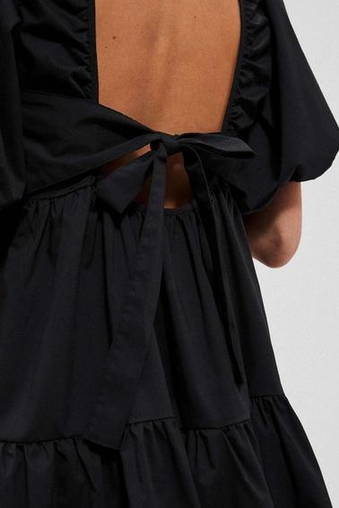 Sukienka z odkrytymi plecami