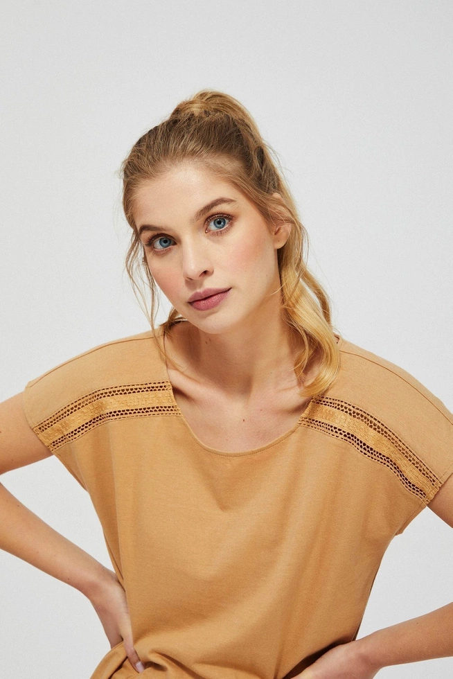 Bluzka z ażurowym zdobieniem miodowa