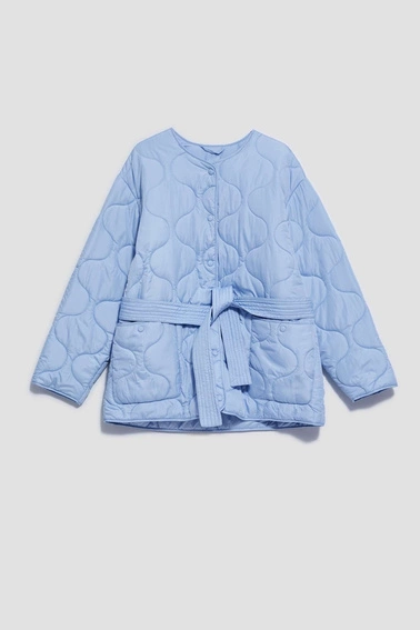 Pikowna kurtka z paskiem w talii błękitna