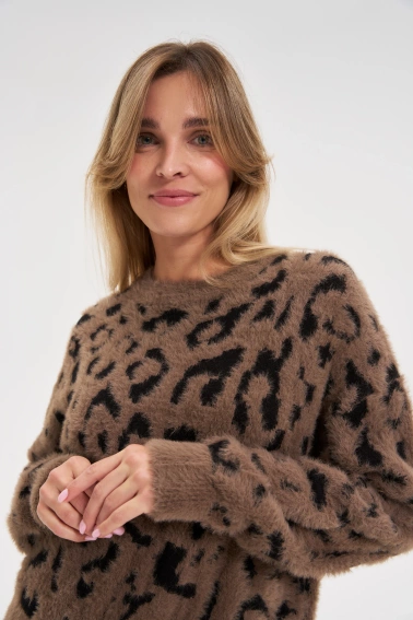 Sweter w panterkę brązowy