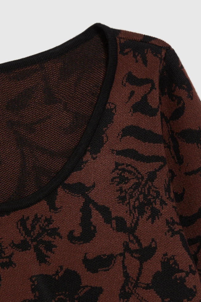 Sweter w roślinny wzór brązowy