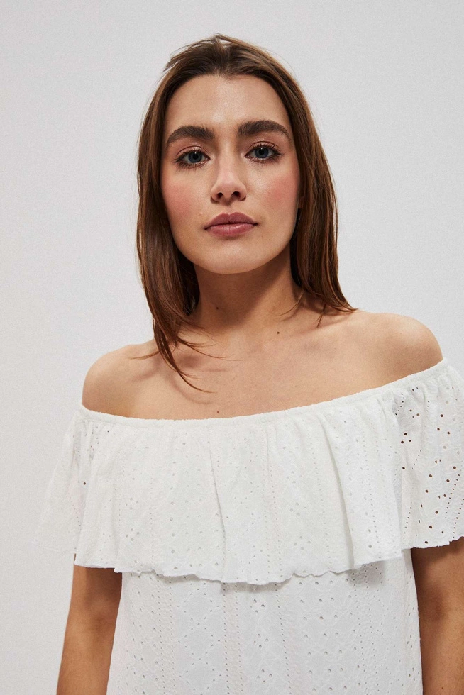 Ażurowa sukienka z odkrytymi ramionami perłowa