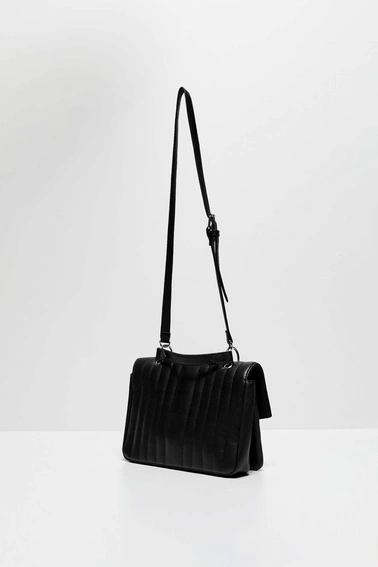 Pikowana torebka na ramię czarna