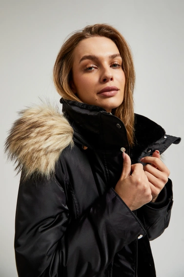 Zimowa kurtka z futrzanym kapturem czarna