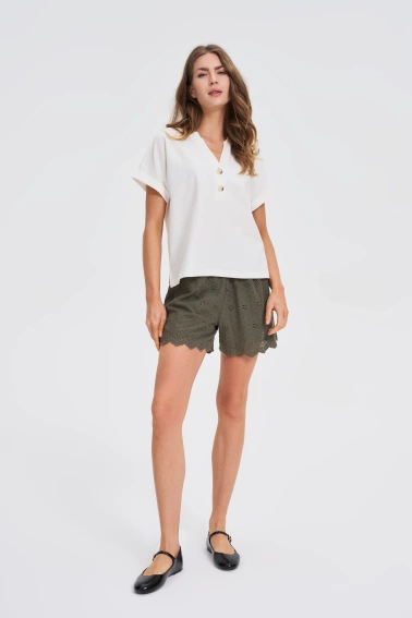 Bluzka z guzikami na dekolcie biała