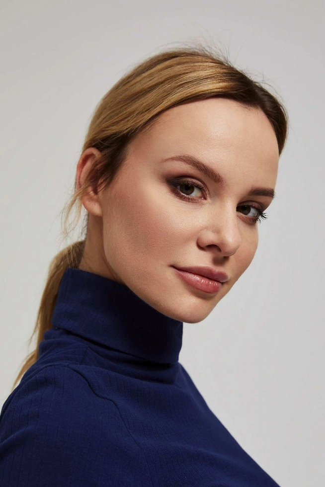 Prążkowana bluzka z golfem granatowa