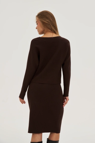 Prążkowany sweter brązowy