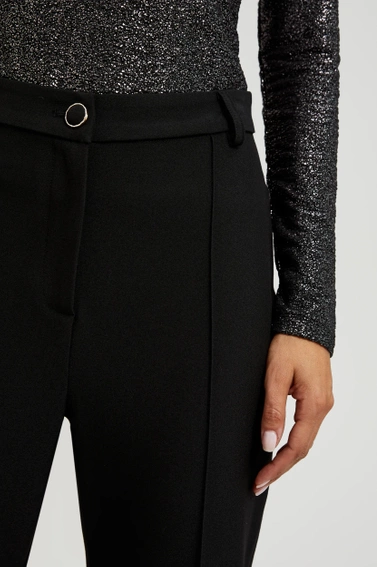 Spodnie z kantem i prostymi nogawkami czarne