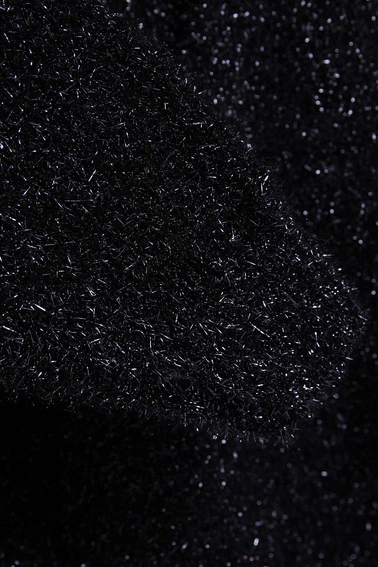 Sweter z dekoltem w serek i metaliczną nitką