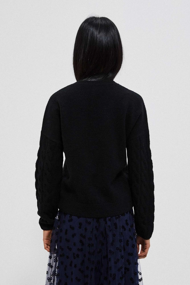 Sweter z ozdobnym splotem i okrągłym dekoltem czarny