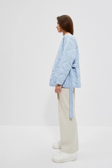 Pikowna kurtka z paskiem w talii błękitna