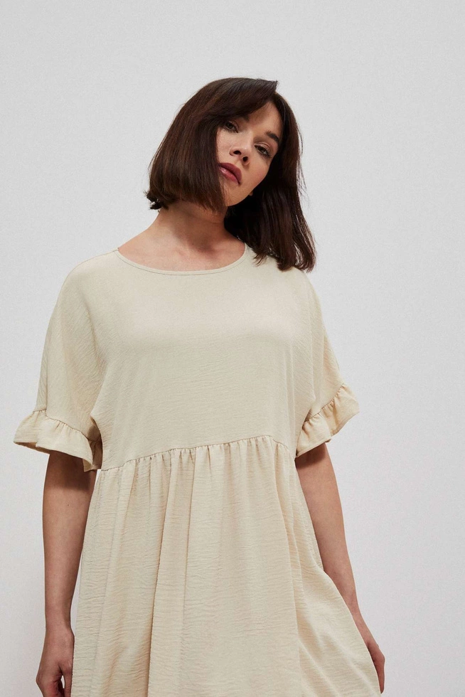 Sukienka z falbaną przy rękawie piaskowa