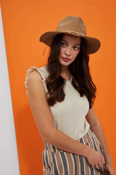 Kapelusz słomkowy z ozdobnym łańcuszkiem