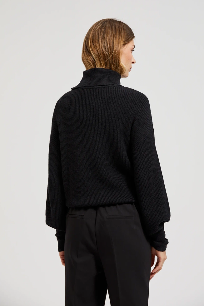 Sweter z golfem i bufiastymi rękawami czarny