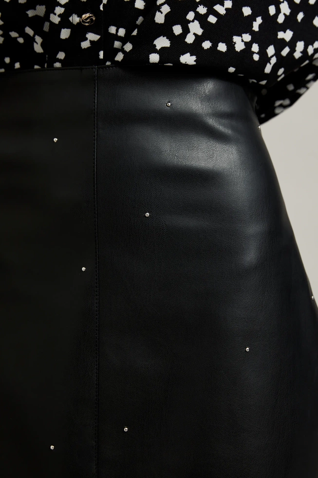 Woskowana ołówkowa spódnica czarna