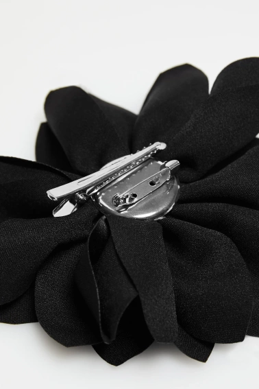 Broszka z tkaninowym kwiatem czarna