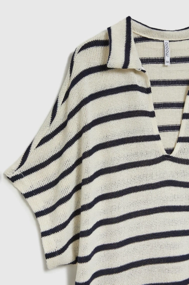 Sukienka z dekoltem w serek w paski beżowa