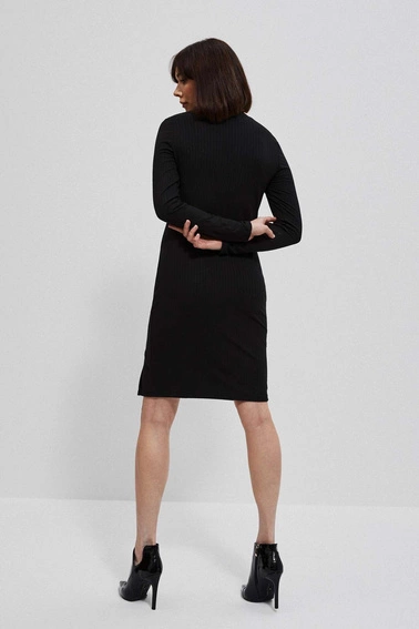 Prążkowana sukienka z ozdobnym guzikami