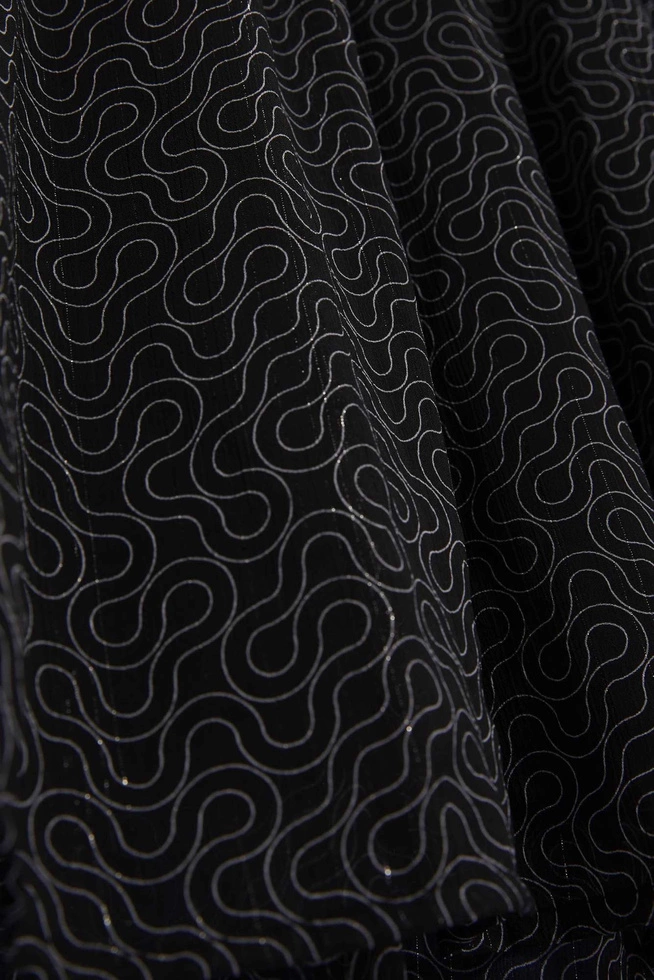 Rozkloszowana sukienka z printem czarna