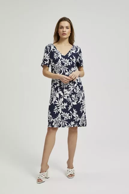 Sukienka o prostym fasonie w kwiatowy wzór granatowa