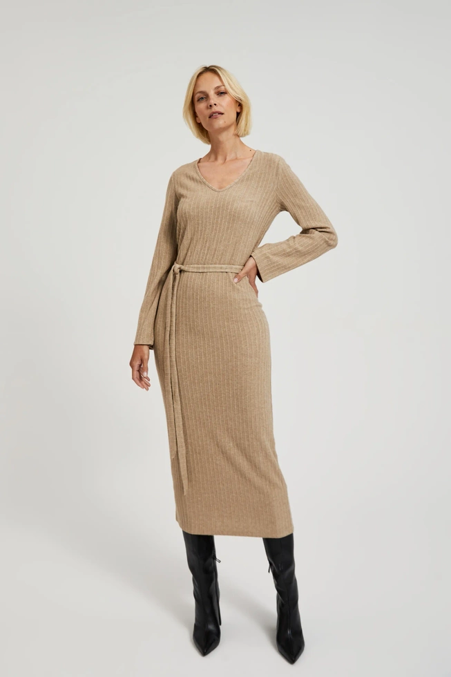 Prążkowana sukienka midi beżowa