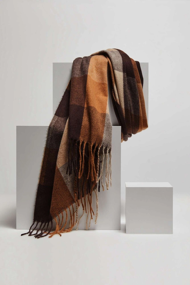 Elegancki szalik w kratę brązowy