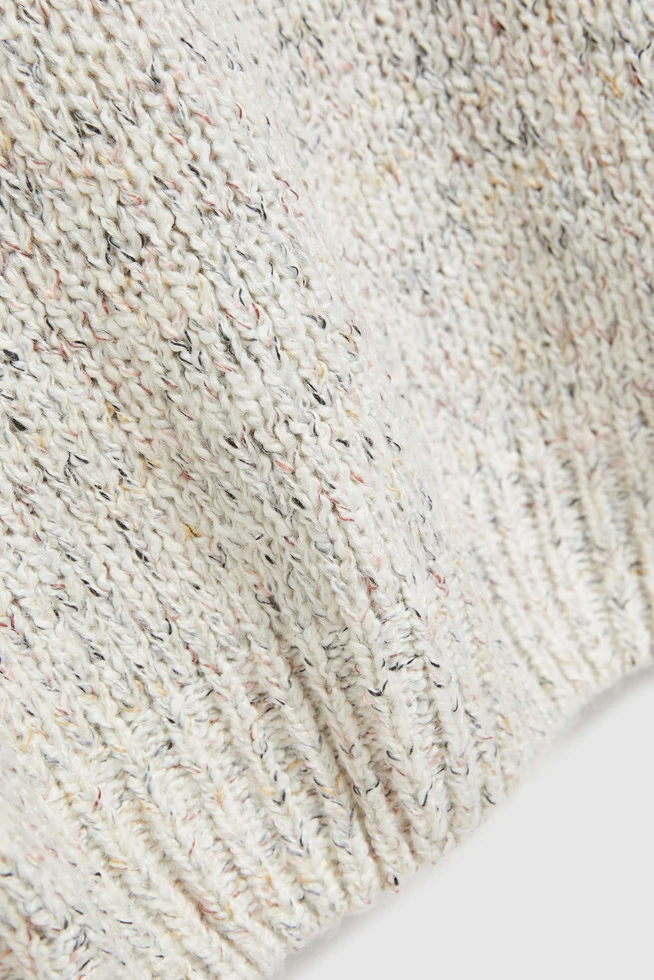 Sweter z dekoltem w serek i długimi rękawami perłowy